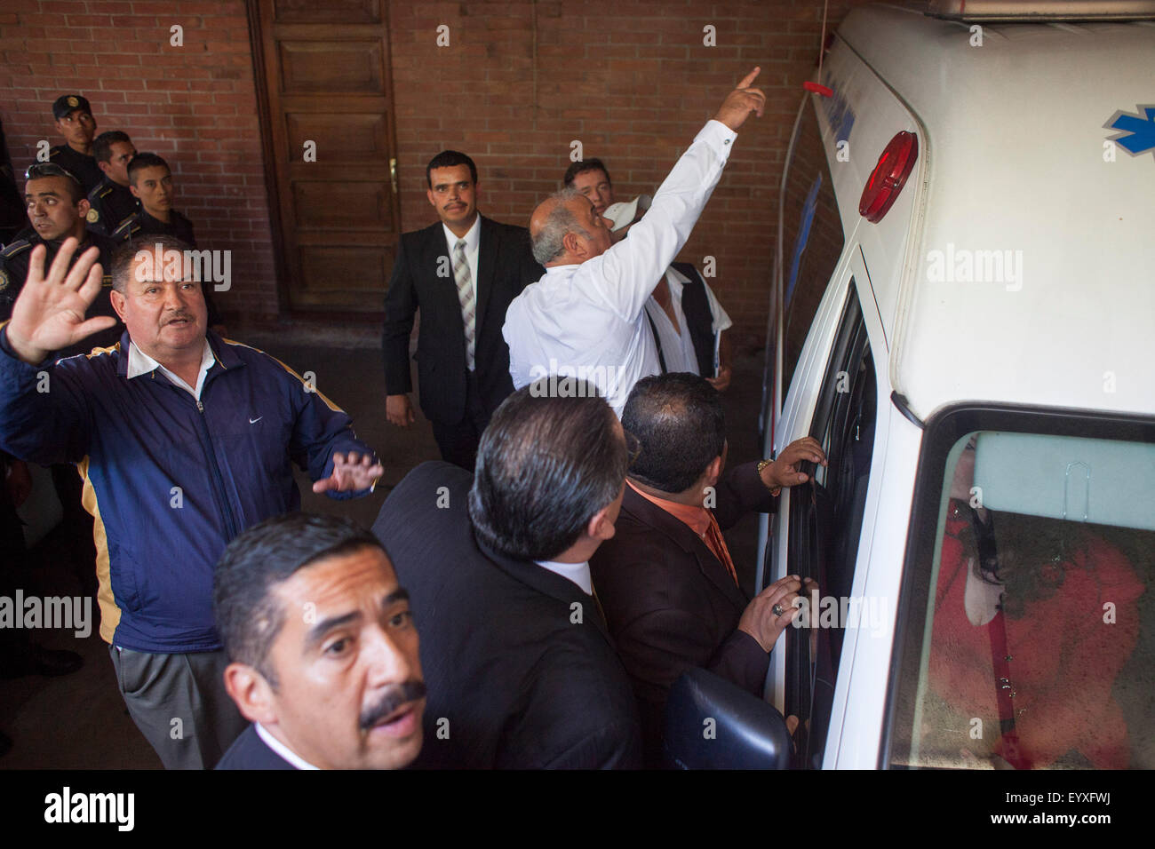 Guatemala-Stadt, Guatemala. 4. August 2015. Anwälte und Sicherheitspersonal des ehemaligen guatemaltekischen Präsidenten Jose Efrain Rios Montt, reagieren bei der Ankunft des Krankenwagens, der ihn in das private Krankenhaus Los Pinos in Guatemala-Stadt, Hauptstadt von Guatemala, am 4. August 2015 bewegt. Laut Lokalpresse, B Gericht von Bürgermeister Risiko bestellt am Dienstag, dass ehemalige Guatemalas Präsident, Jose Efrain Rios Montt, beschuldigt von der Staatsanwaltschaft von Völkermord und Verbrechen gegen die Menschlichkeit während seiner Amtszeit bis Aug. Credit bleiben muss: Xinhua/Alamy Live News Stockfoto