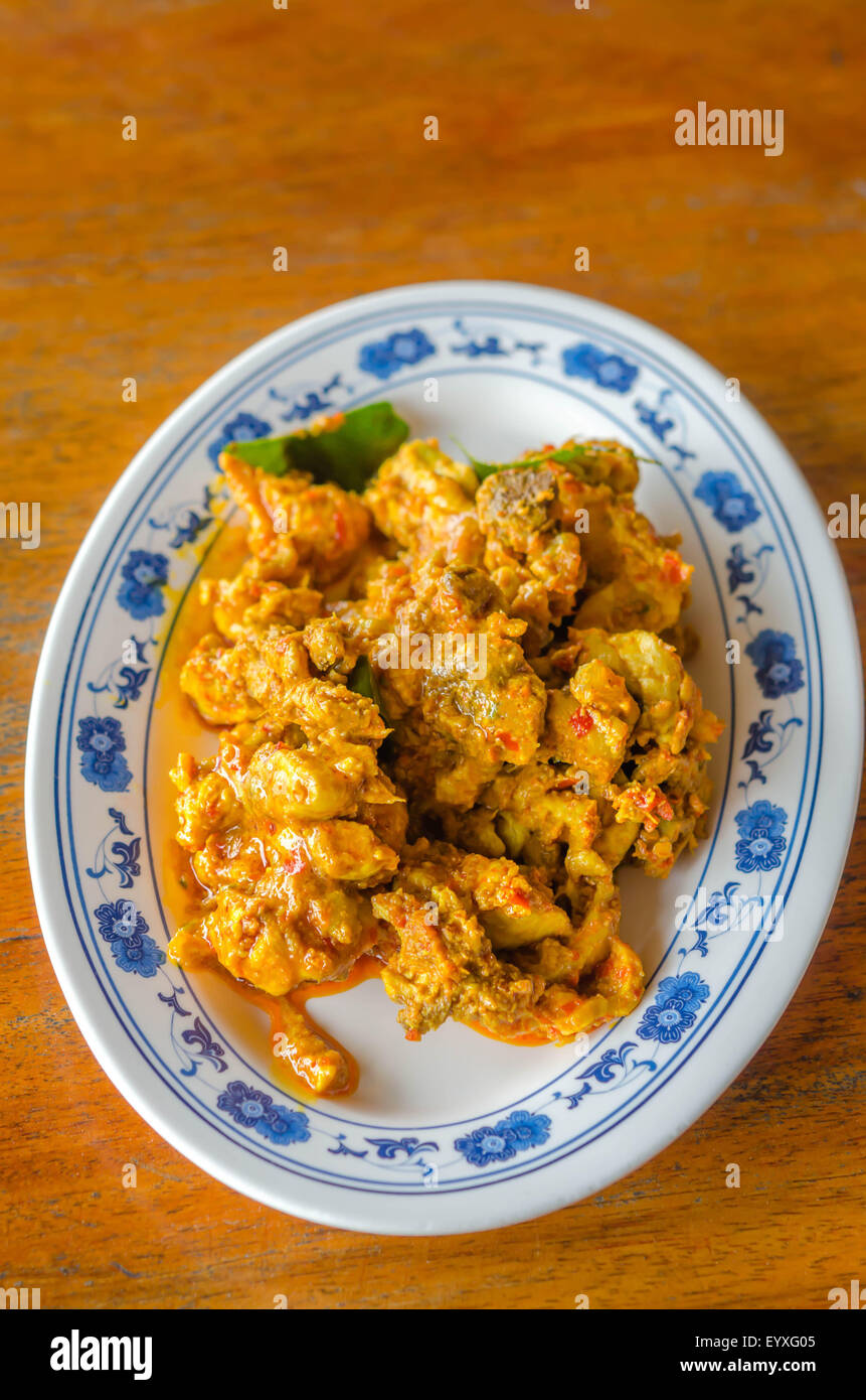 Rühren Sie gebratenes Huhn und Curry paste, scharfes Essen Stockfoto