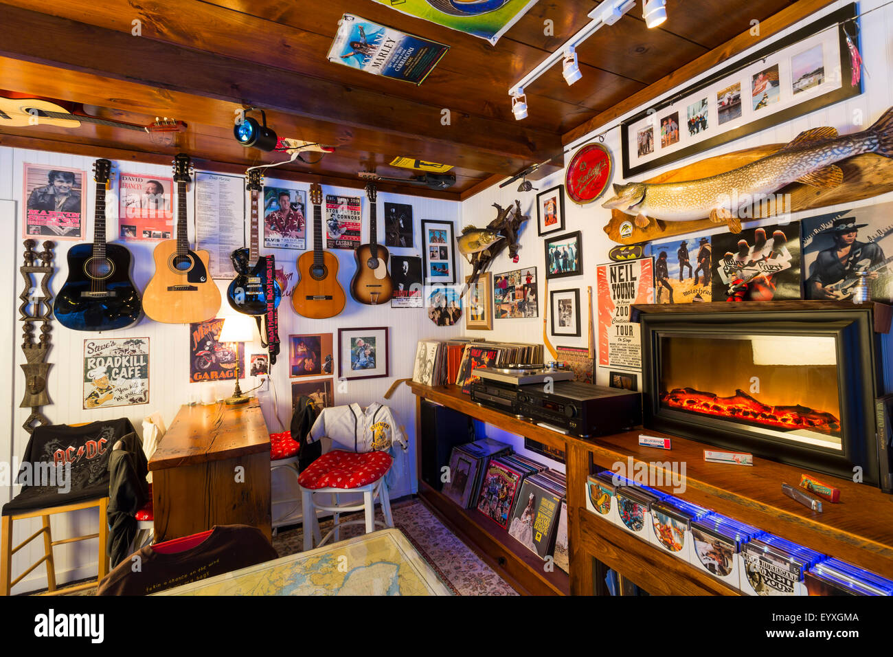 Gitarren und Poster an der Wand im Aufenthaltsraum, Nordamerika; Kanada; Ontario Stockfoto