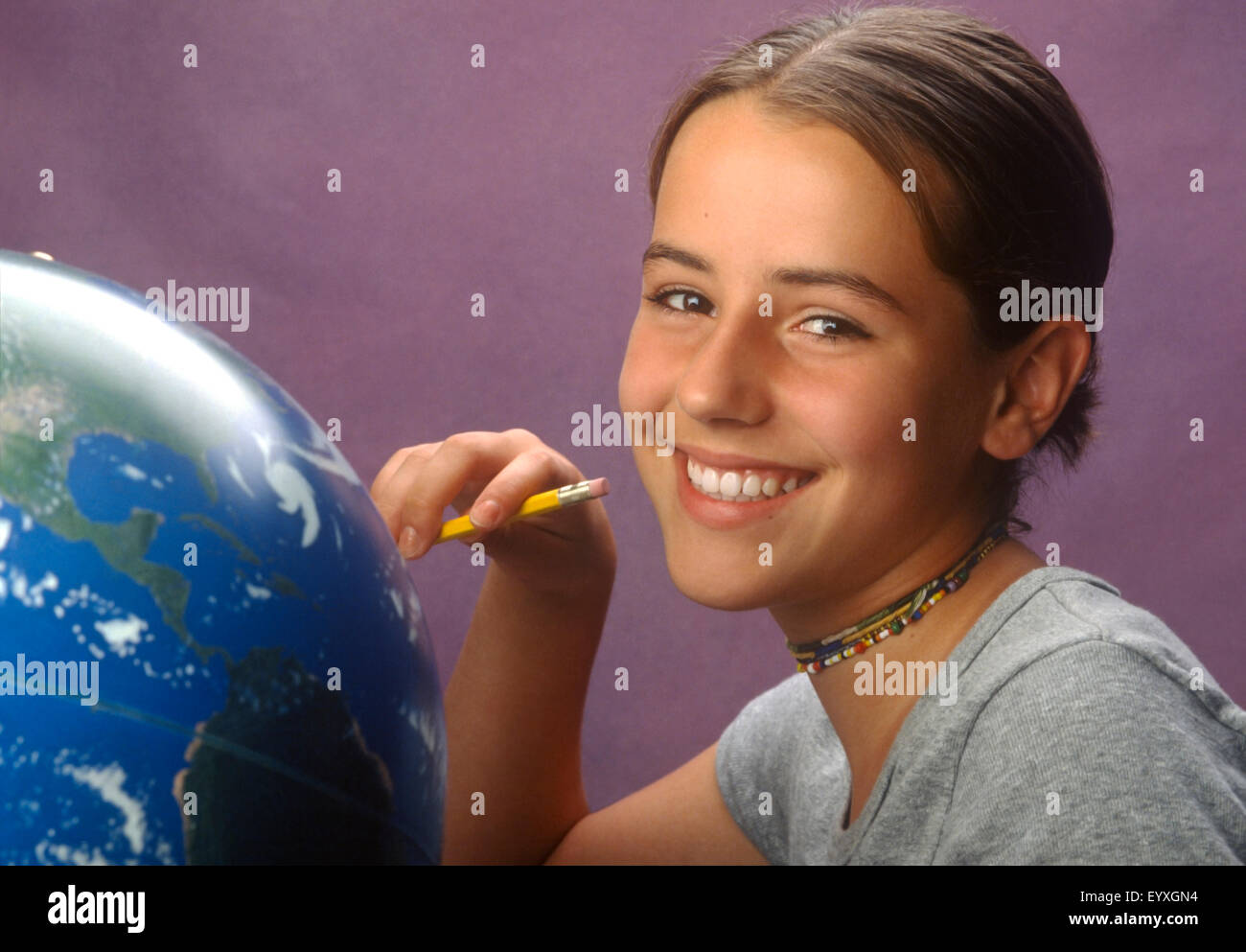 Studierender mit Globus Stockfoto