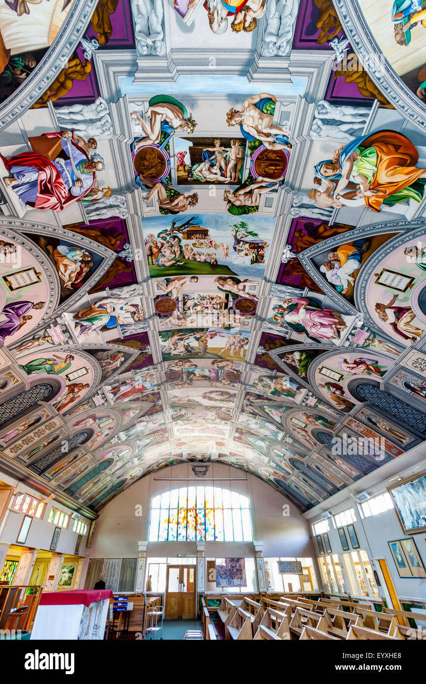 Die Reproduktion der Sixtinischen Kapelle an der Decke von der englischen Märtyrer-Kirche In Goring-by-Sea, Sussex, Großbritannien Stockfoto