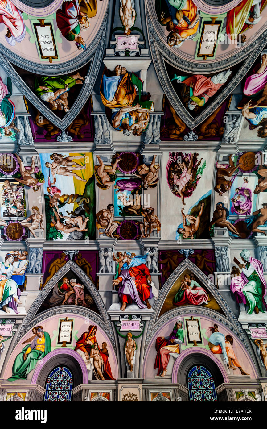 Die Reproduktion der Sixtinischen Kapelle an der Decke von der englischen Märtyrer-Kirche In Goring-by-Sea, Sussex, Großbritannien Stockfoto