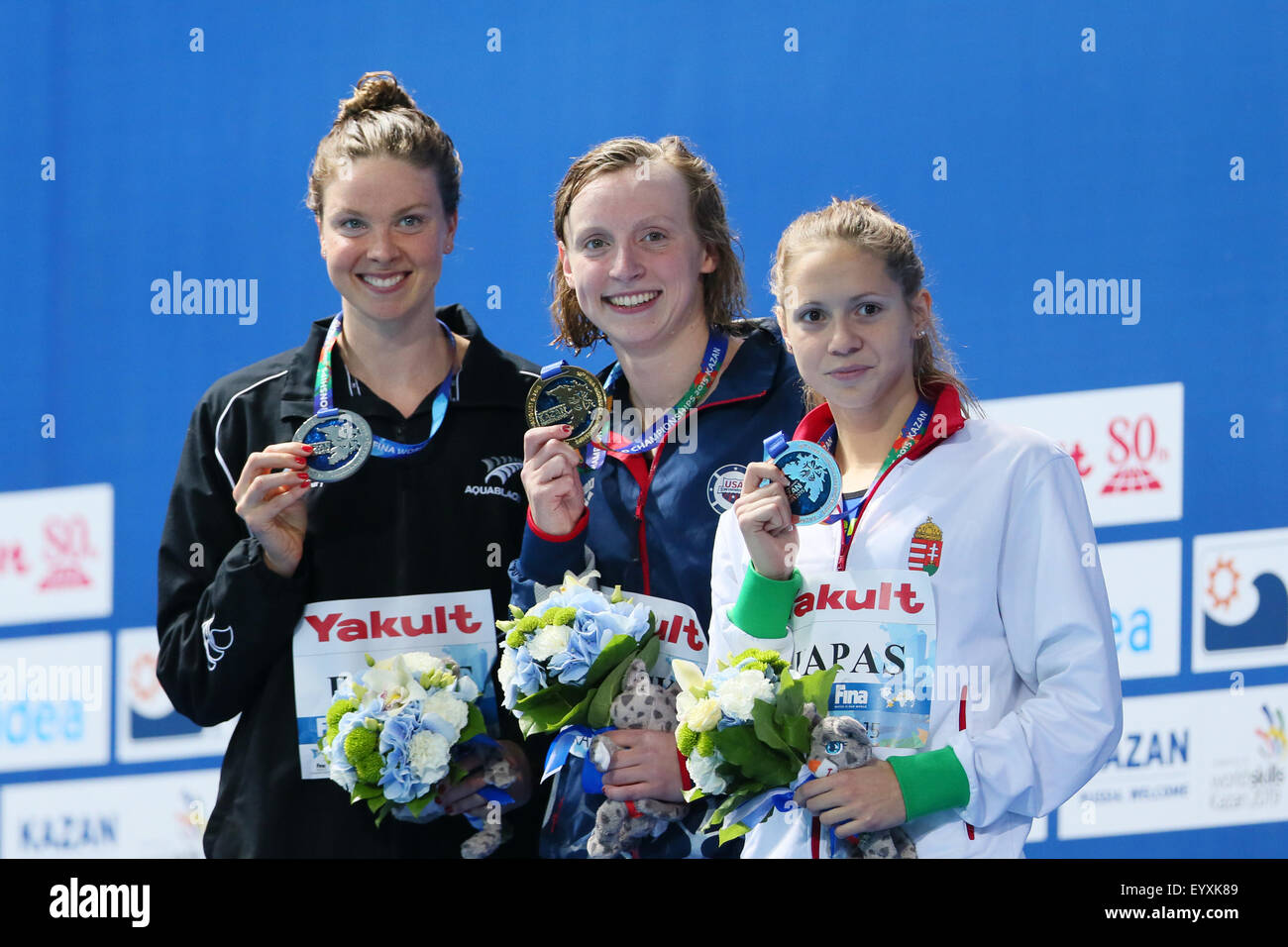 Kazan, Russland. 4. August 2015. (L-R) Lauren Boyle (NZL), Katie Ledecky (USA), Boglarka Kapas (HUN) Schwimmen: 16. FINA World Championships 2015 Kazan Frauen 1500m Freistil Medaillenvergabe in Kasan Arena in Kazan, Russland. Bildnachweis: Yohei Osada/AFLO SPORT/Alamy Live-Nachrichten Stockfoto