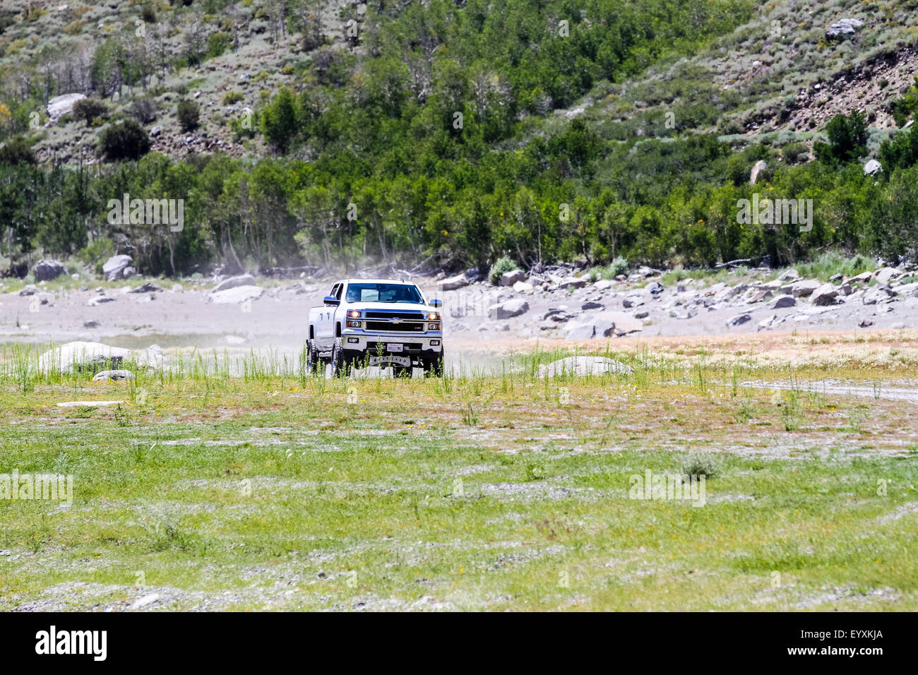 Ein 2014 Chevy Silverado z71 Vierrad Antrieb LKW mit benutzerdefinierten erhöhte Aussetzung, Reifen und Räder an Grant Lake im Juni Lake CA Stockfoto