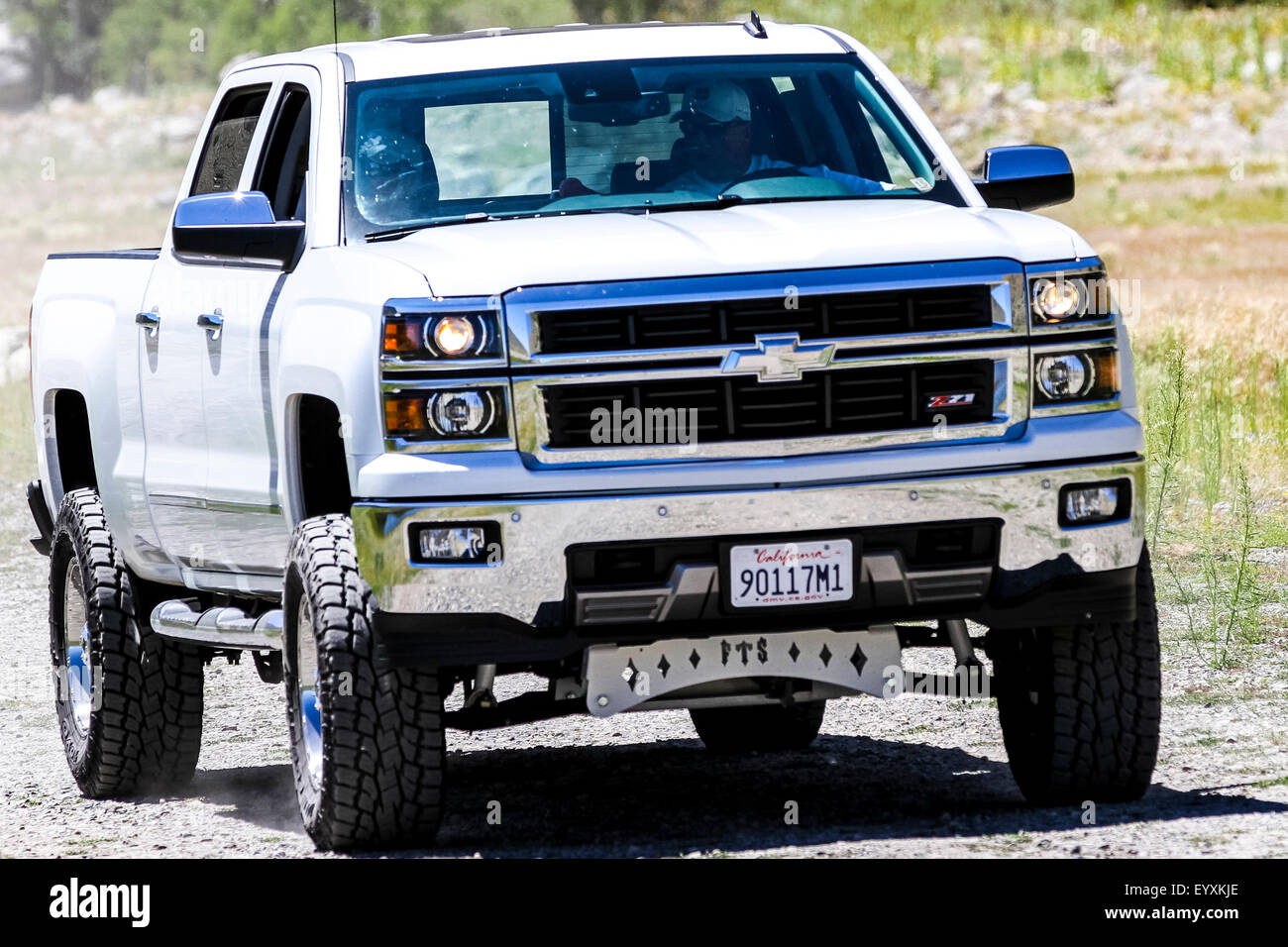 Ein 2014 Chevy Silverado z71 Vierrad Antrieb LKW mit benutzerdefinierten erhöhte Aussetzung, Reifen und Räder an Grant Lake im Juni Lake CA Stockfoto