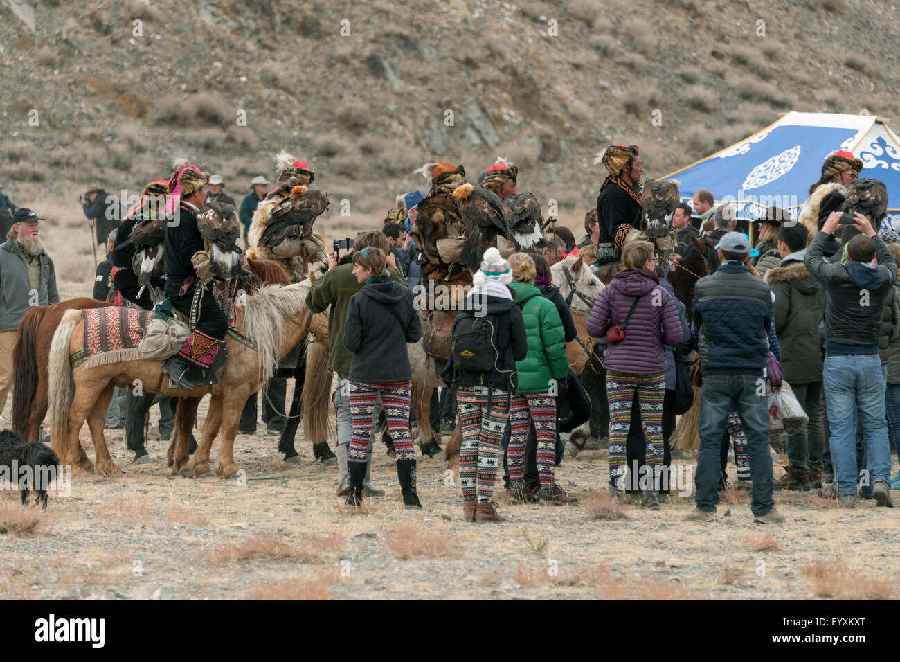 Adler-Jäger und ihre Fans, Eagle Festival, Ölgii, westliche Mongolei Stockfoto