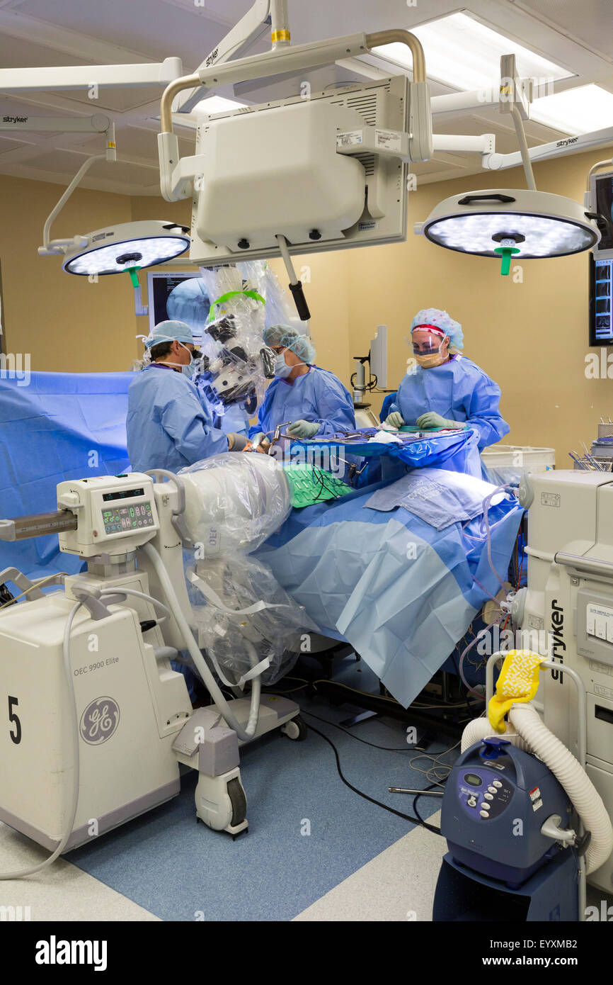 Englewood, Colorado - Dr. Paul Elliott führt minimalinvasive lumbale Bandscheiben-OP an einem Patienten im schwedischen Medical Center. Stockfoto