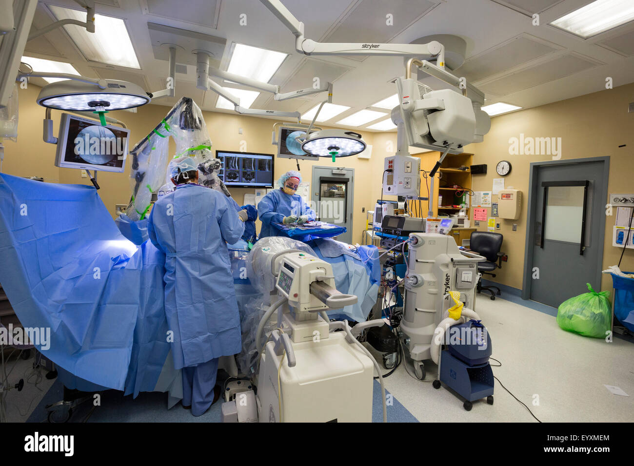 Englewood, Colorado - Dr. Paul Elliott (zurück zur Kamera) führt minimalinvasive lumbale Bandscheiben-OP. Stockfoto
