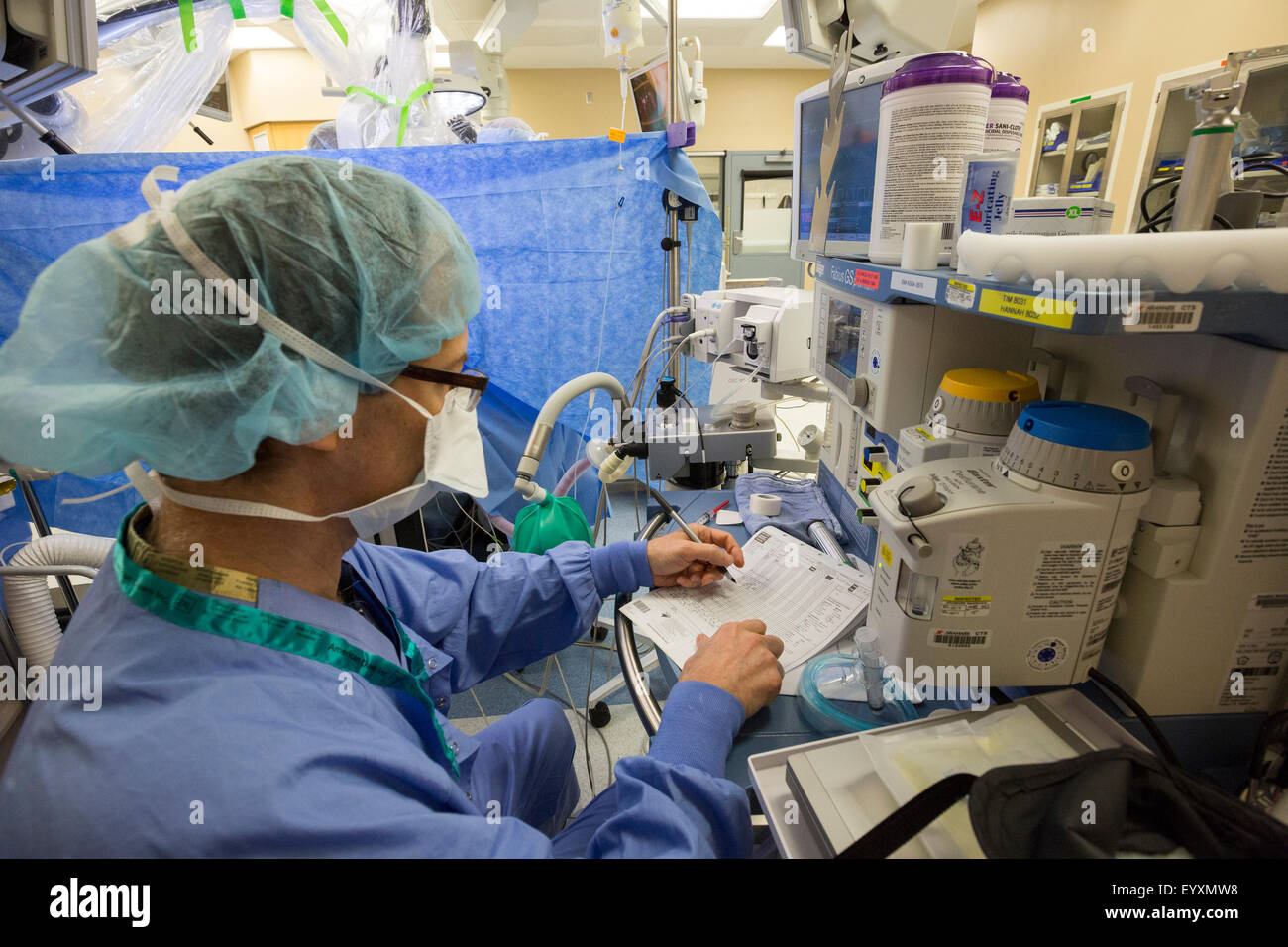 Englewood, Colorado - Anästhesist überwacht den Zustand des Patienten während der Operation. Stockfoto