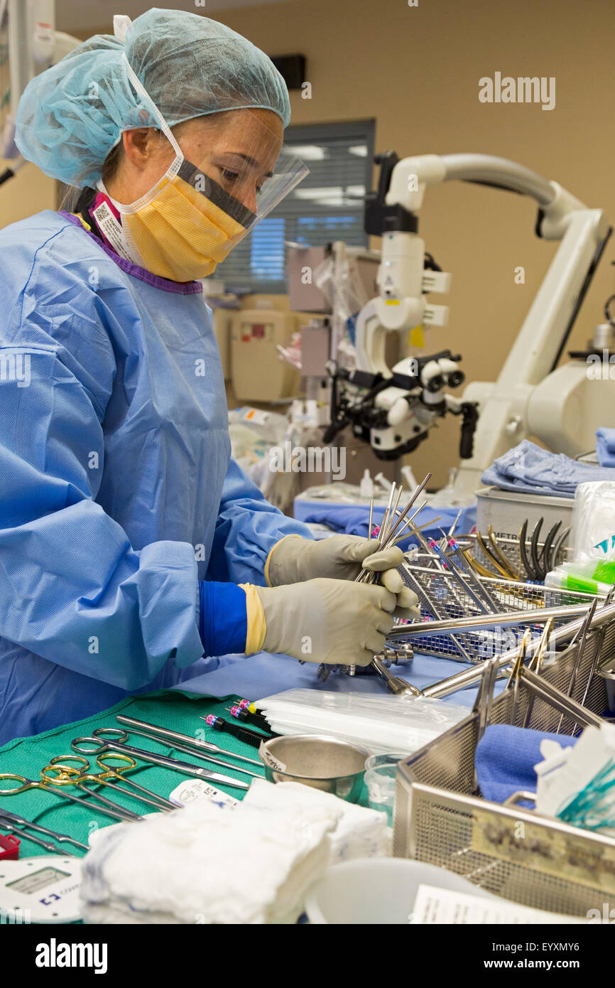 Englewood, Colorado - Krankenschwester bereitet Werkzeuge für die Lendenwirbelsäule Chirurgie am schwedischen Medical Center. Stockfoto