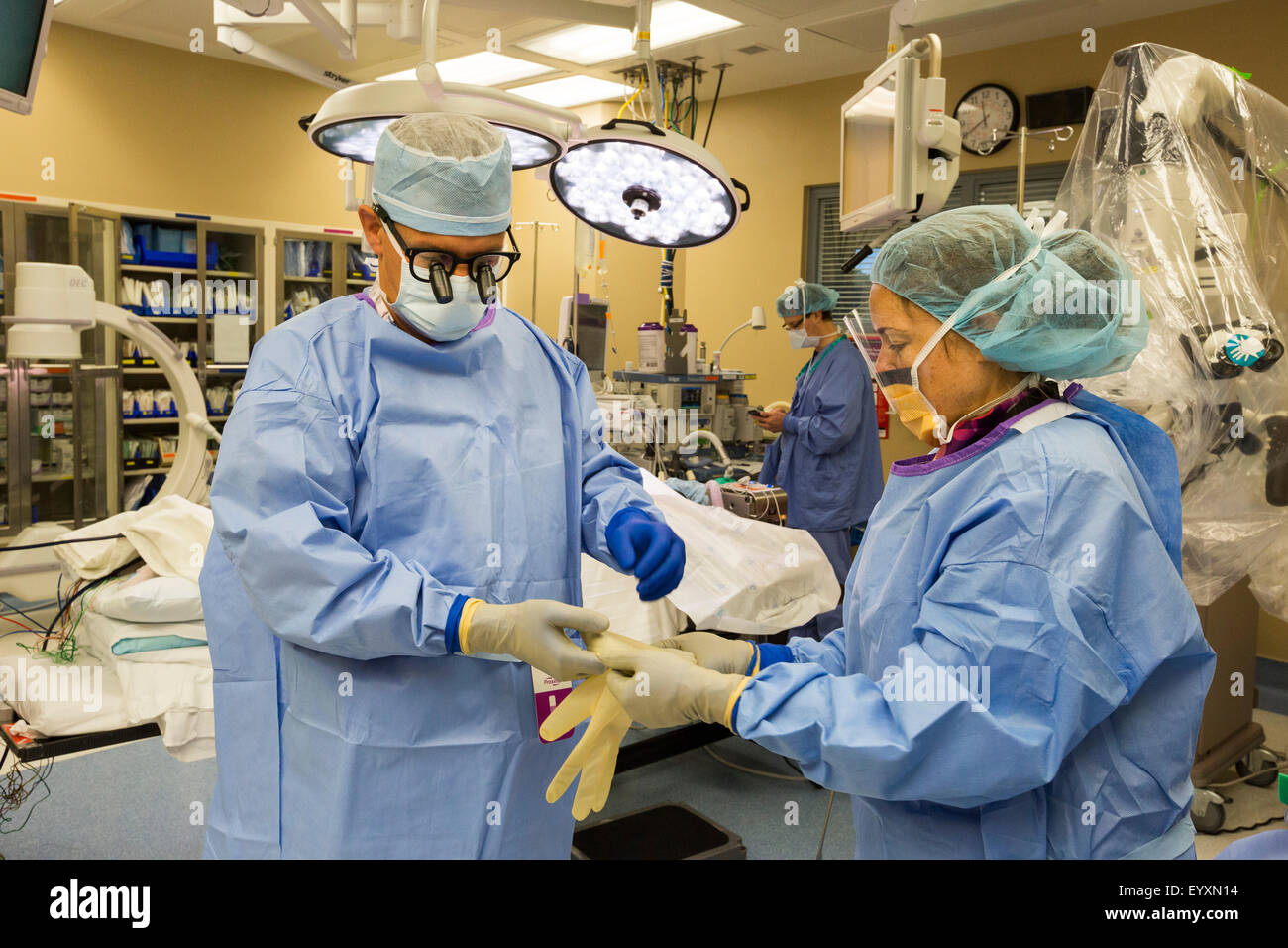 Englewood, Colorado - eine Krankenschwester hilft Dr. Paul Elliott Lendenwirbelsäule operieren im schwedischen Medical Center vorbereiten. Stockfoto