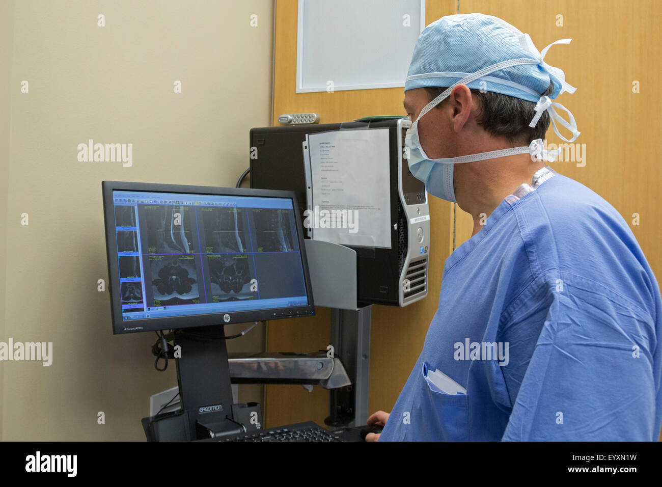 Englewood, Colorado - Dr. Paul Elliott untersucht MRT-Aufnahmen vor Beginn der Lendenwirbelsäule Chirurgie an der Swedish Medical Center. Stockfoto