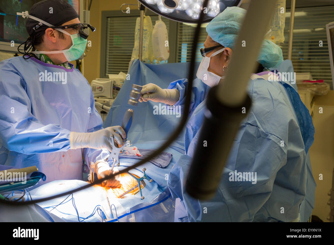 Englewood, Colorado - Dr. Erik Parker (links) führt minimalinvasive Lendenwirbel instrumentierten Fusion im schwedischen Medical Center. Stockfoto