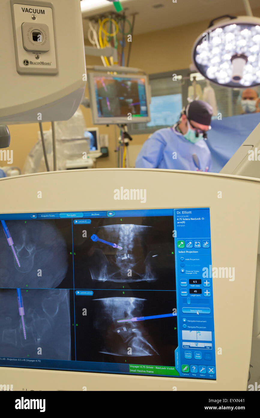 Englewood, Colorado - Dr. Erik Parker führt minimalinvasive Lendenwirbel instrumentierten Fusion im schwedischen Medical Center. Stockfoto