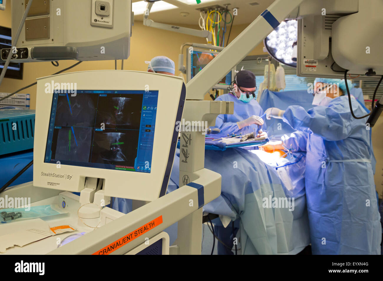 Englewood, Colorado - Dr. Erik Parker führt minimalinvasive Lendenwirbel instrumentierten Fusion im schwedischen Medical Center. Stockfoto