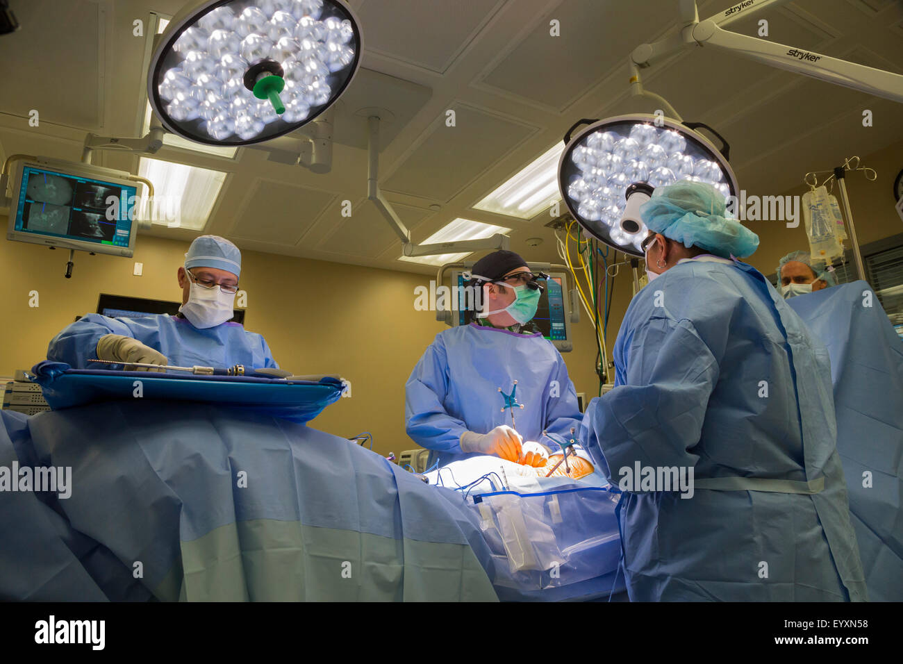 Englewood, Colorado - Dr. Erik Parker (Mitte) führt minimalinvasive Lendenwirbel instrumentierten Fusion im schwedischen Medical Center. Stockfoto