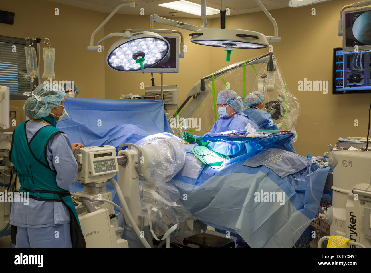 Englewood, Colorado - ein OP-Team bereitet sich auf minimal-invasive Lendenwirbelsäule Chirurgie an der Swedish Medical Center. Stockfoto