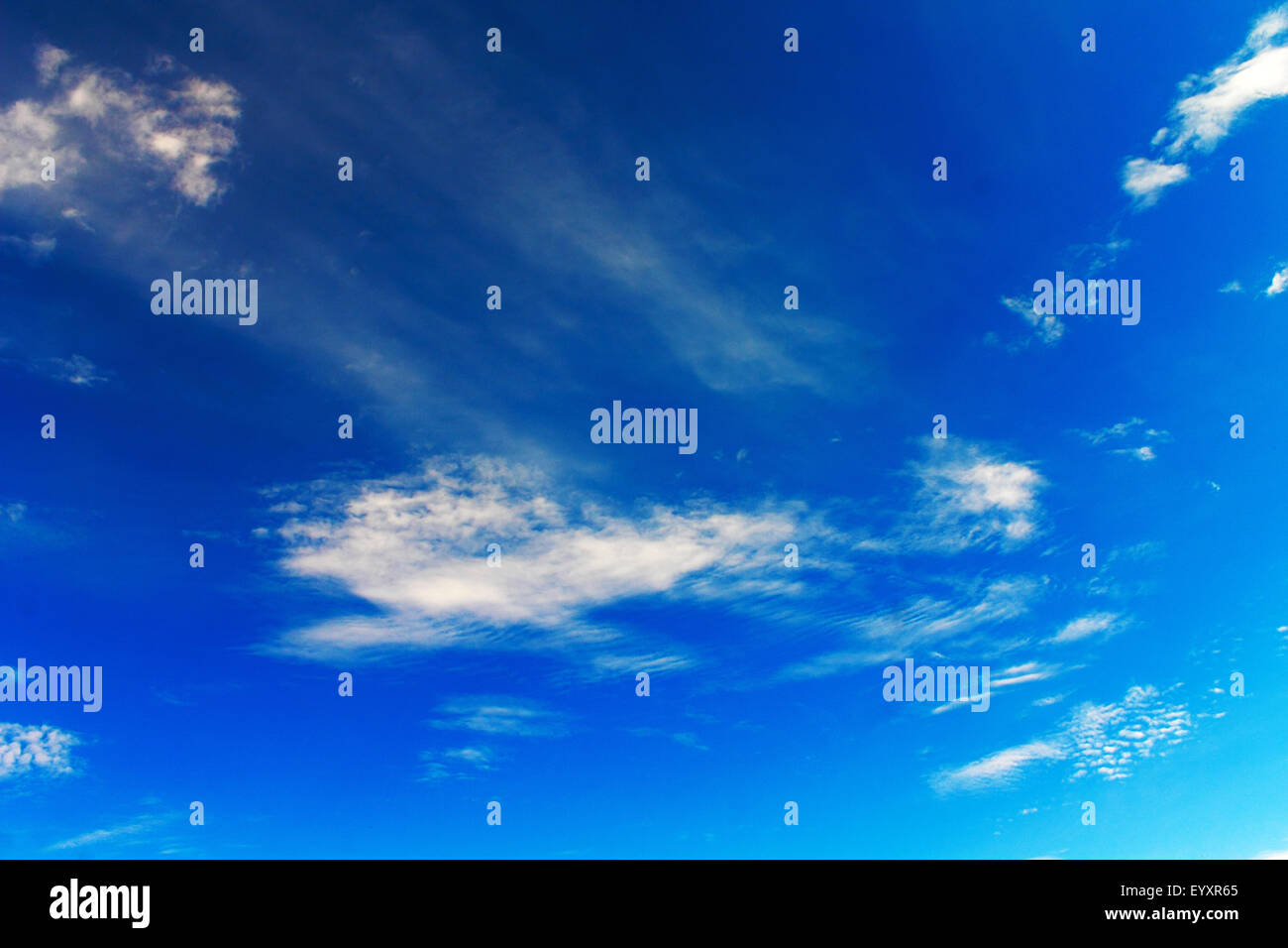 Strahlend blauer Himmel Hintergrund. Einige weisse geschwollene Wolken herausspringt auf einem schönen blauen Himmel Stockfoto