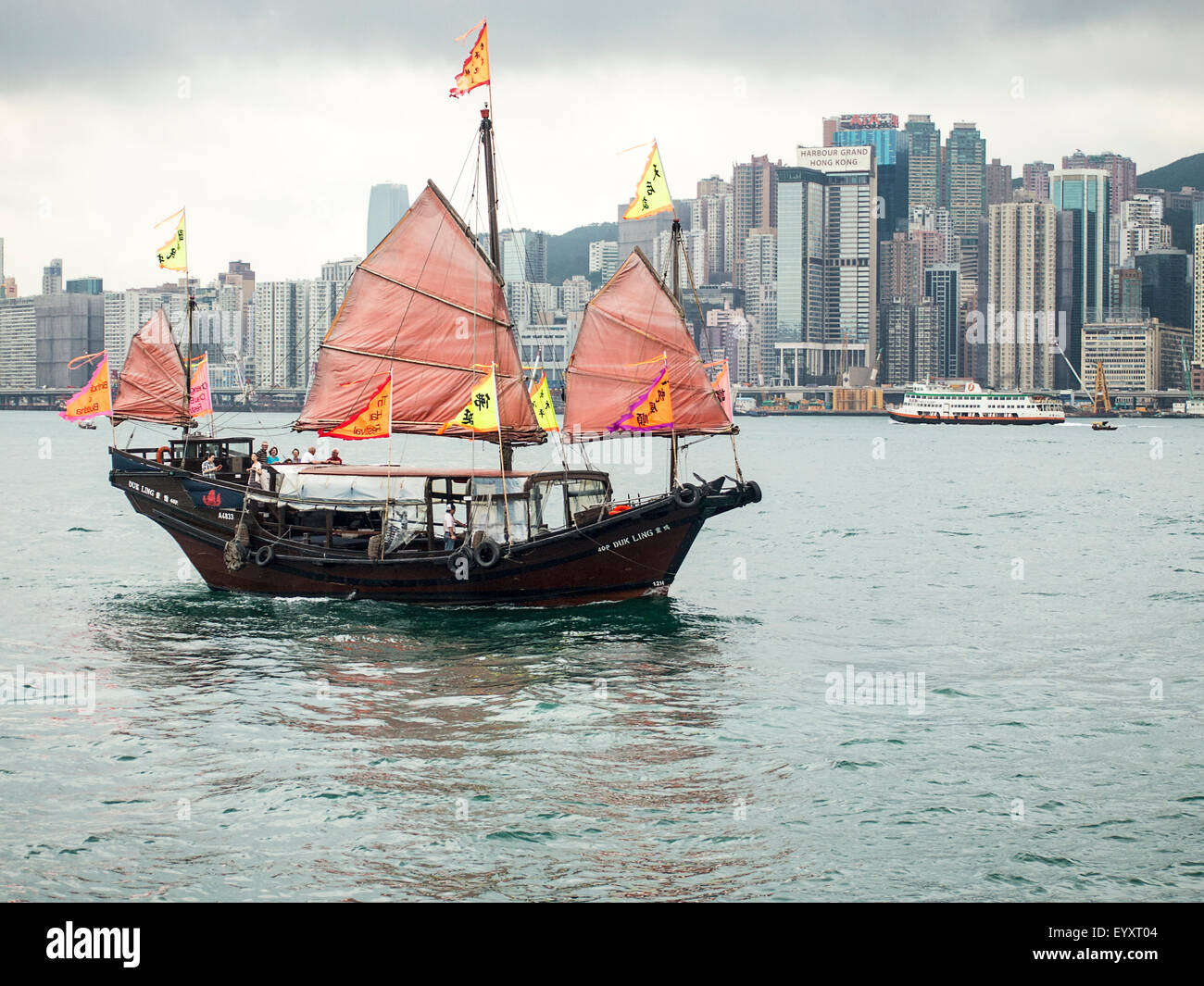 Chinesische Dschunke im Hafen von Hong Kong Stockfoto