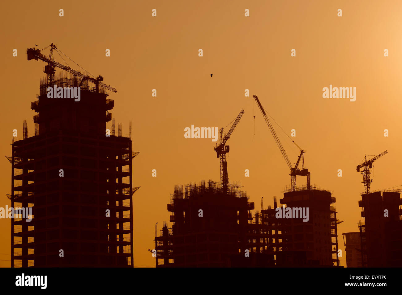 Silhouette der Turmdrehkran auf Baustelle Stockfoto