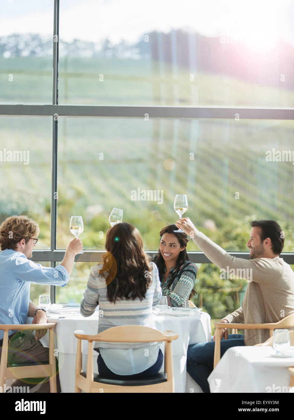 Freunde, die Weingläser im Weingut Speisesaal Toasten Stockfoto