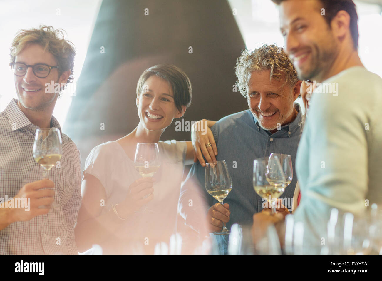 Freunde-Weinverkostung im Weingut Degustationsraum Stockfoto