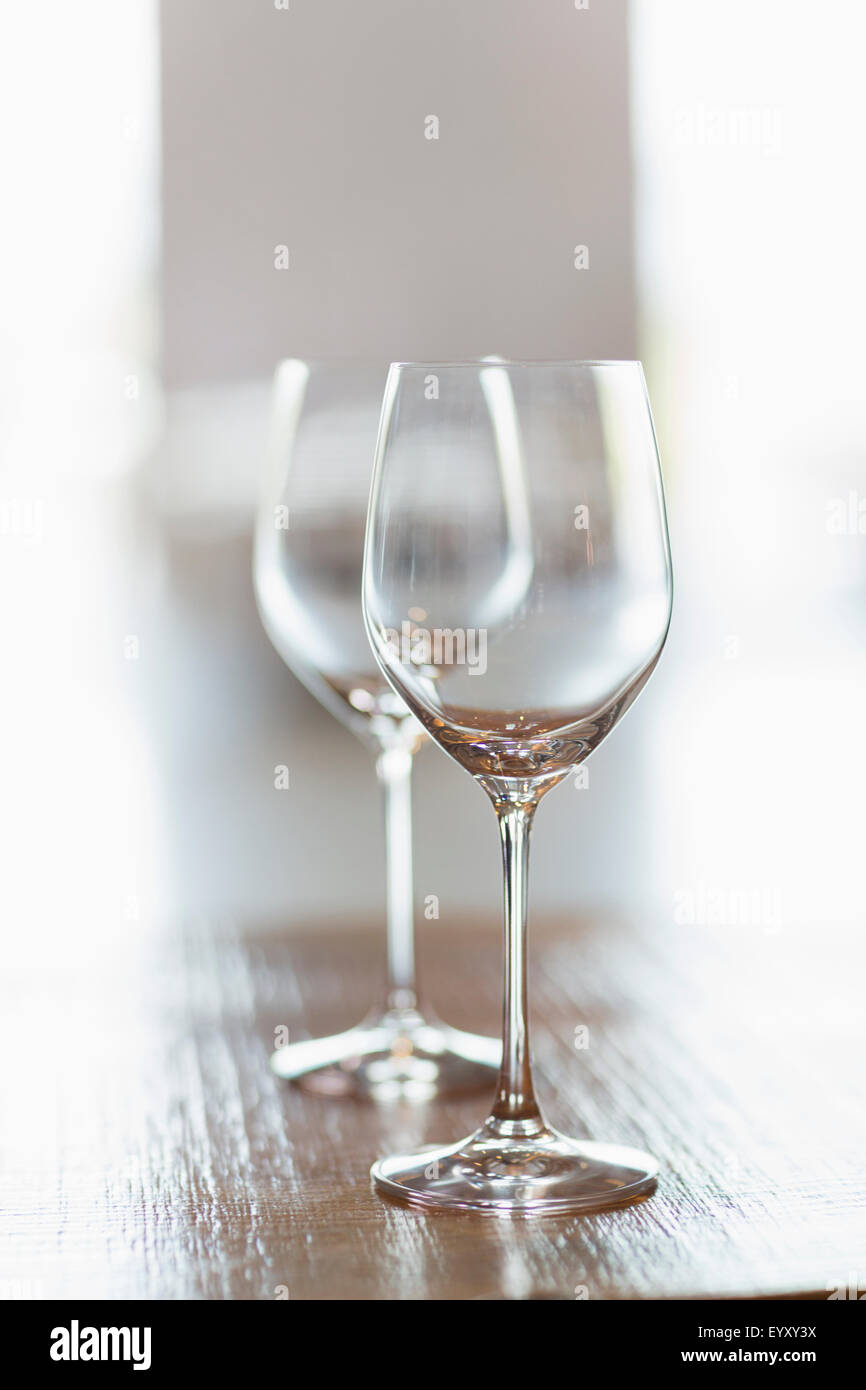 Zwei leere Gläser Wein hautnah Stockfoto