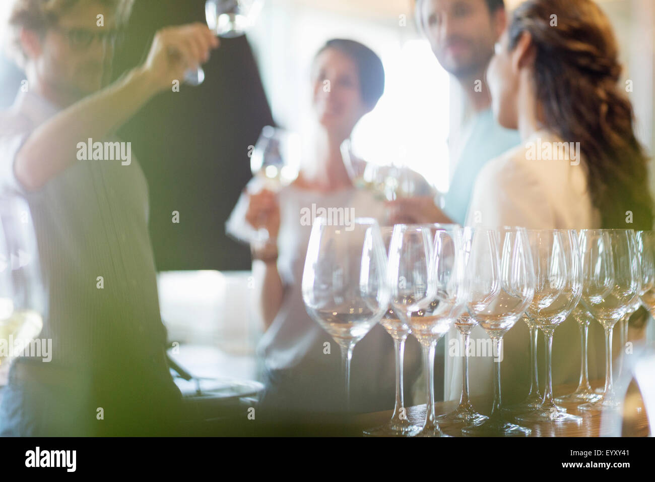 Freunde-Weinverkostung im Weingut Degustationsraum Stockfoto