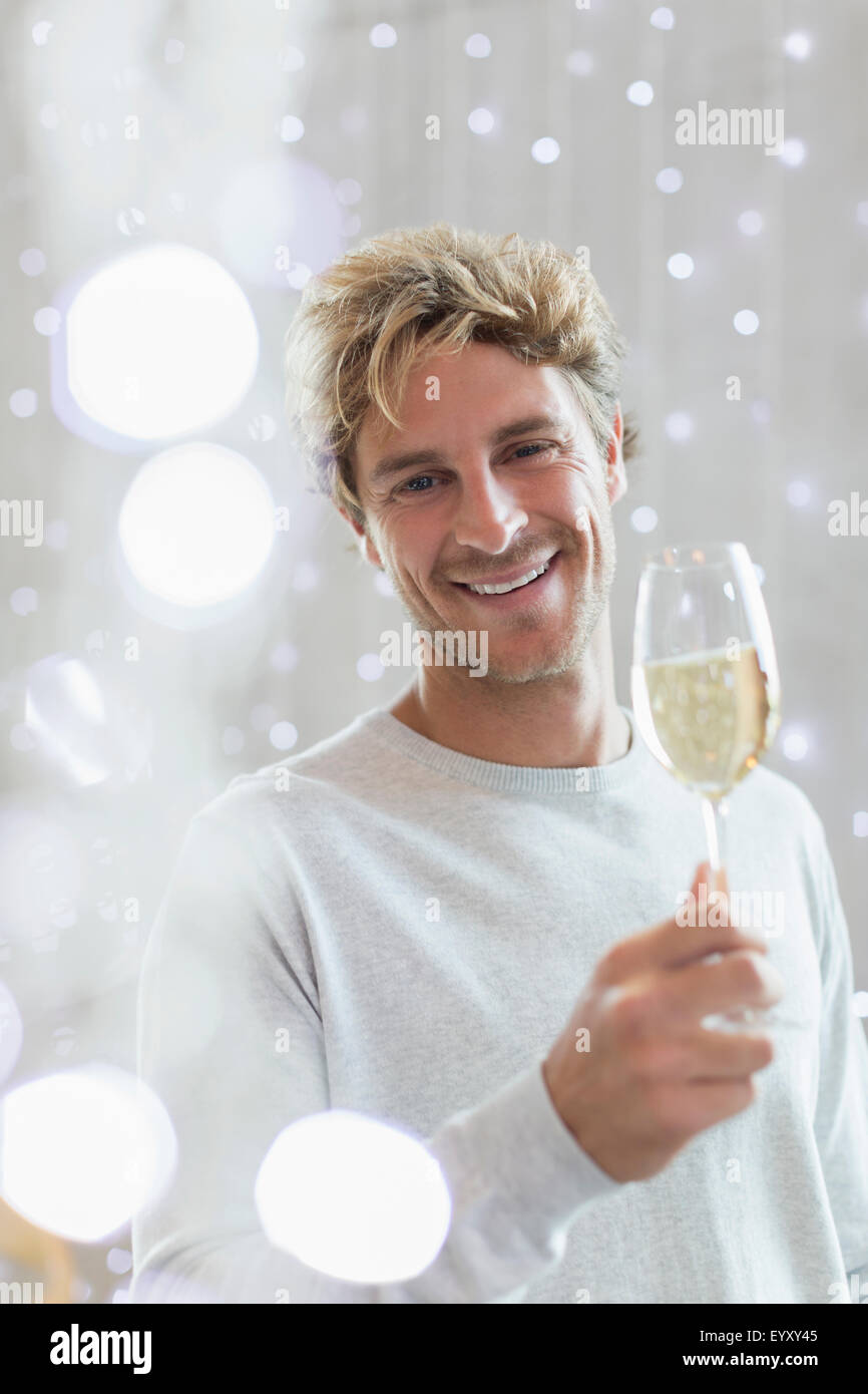 Porträt lächelnder Mann trinken Weißwein Stockfoto