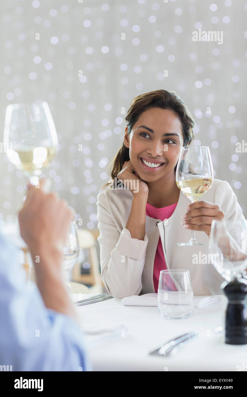Paar, trinken Weißwein am Tisch im restaurant Stockfoto