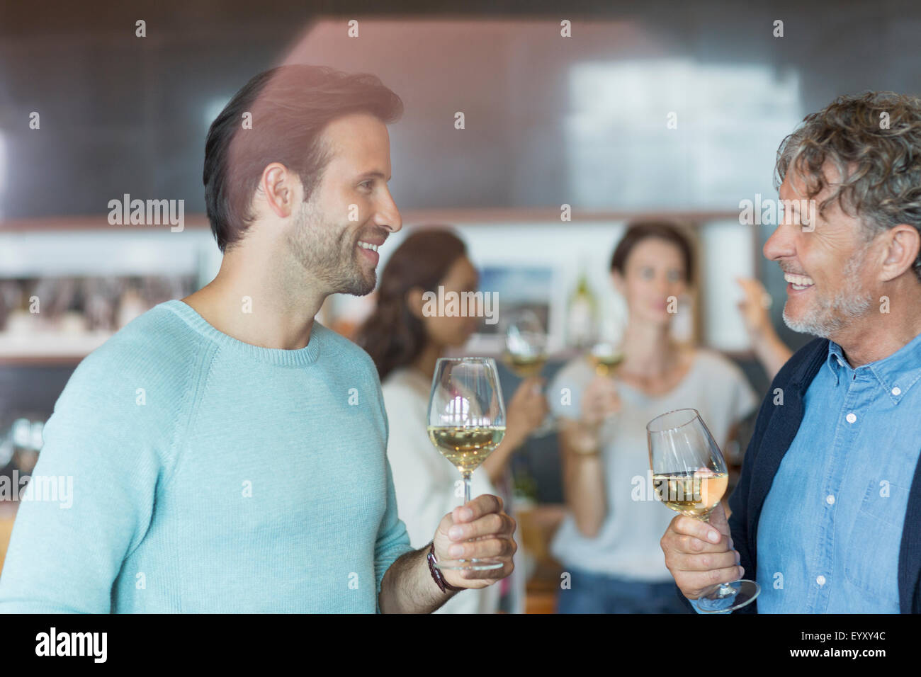 Freunde Wein Verkostung und sprechen im Weingut Degustationsraum Stockfoto