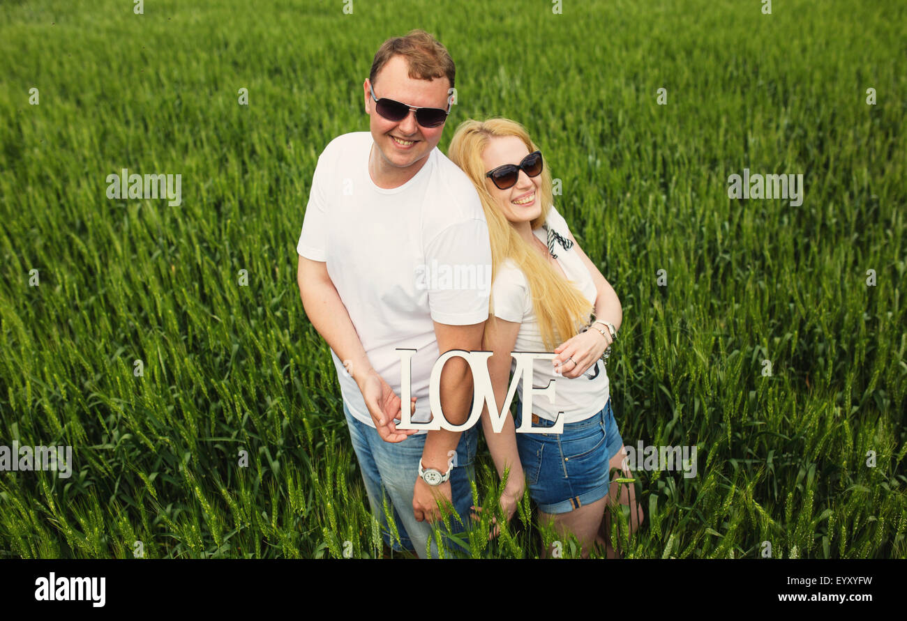 Glückliches Paar viel Spaß in der Stadt, im Sommer im freien Stockfoto
