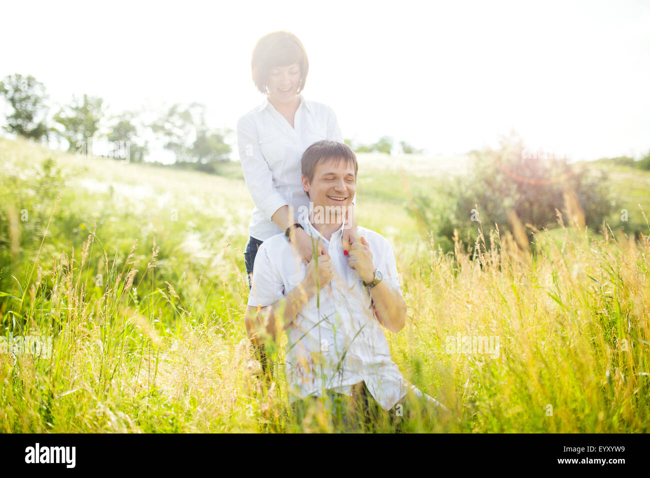 Glückliches Paar outdoor, Sommer, getönten Foto Stockfoto