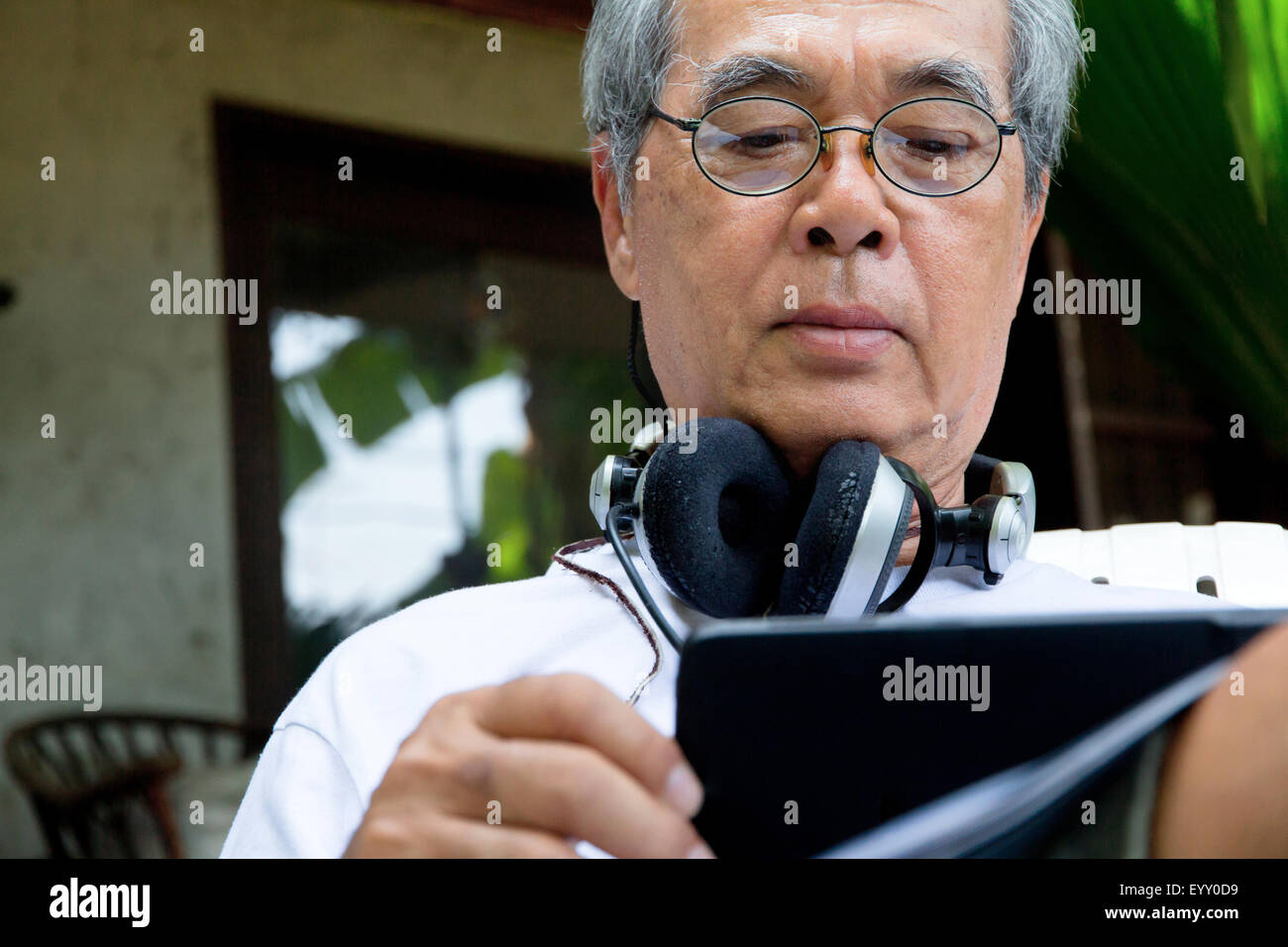 Ältere Mann zu Hause entspannen Stockfoto