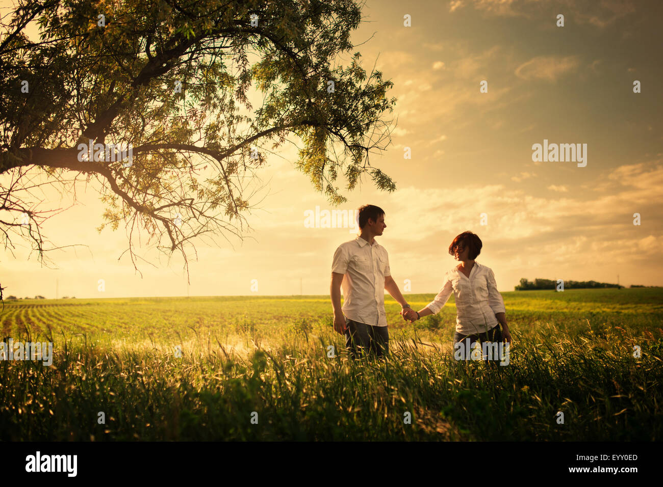 Glückliches Paar outdoor, Sommer, getönten Foto Stockfoto