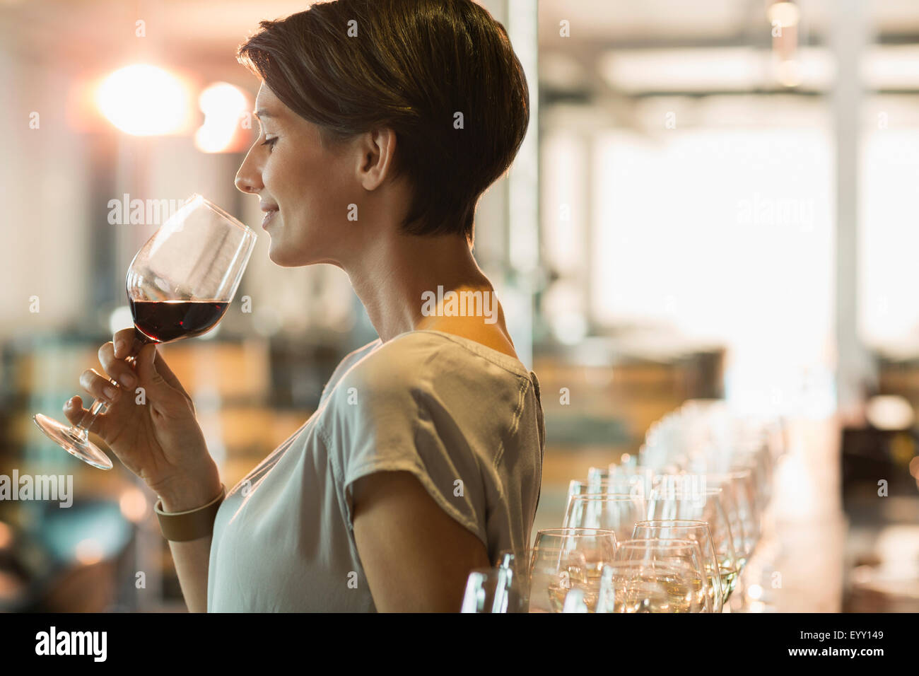 Frau Weinprobe Rotwein Weingut Degustationsraum Stockfoto