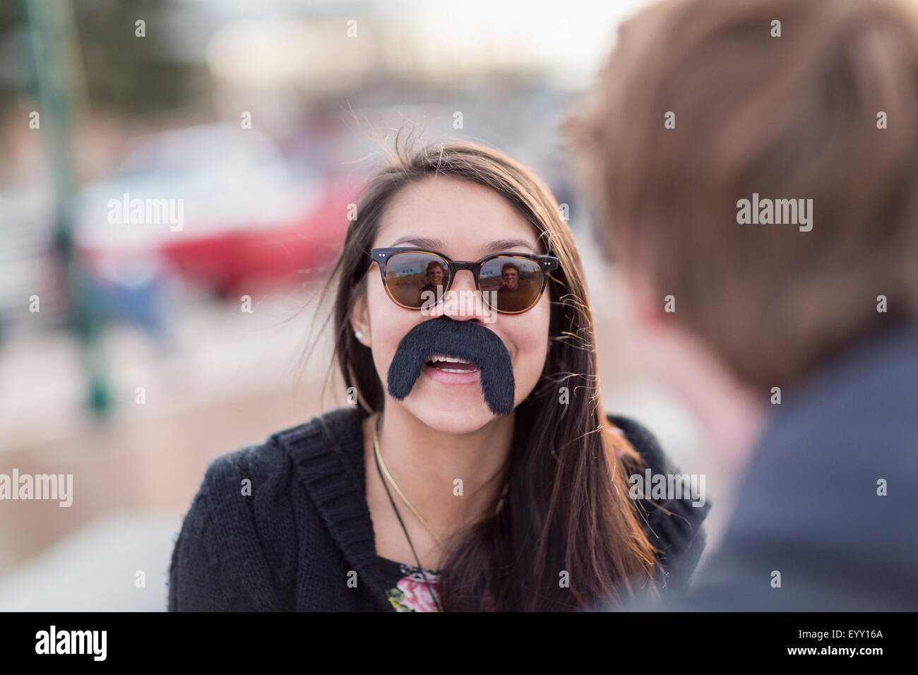 Teenager-Mädchen tragen gefälschte Schnurrbart Stockfoto