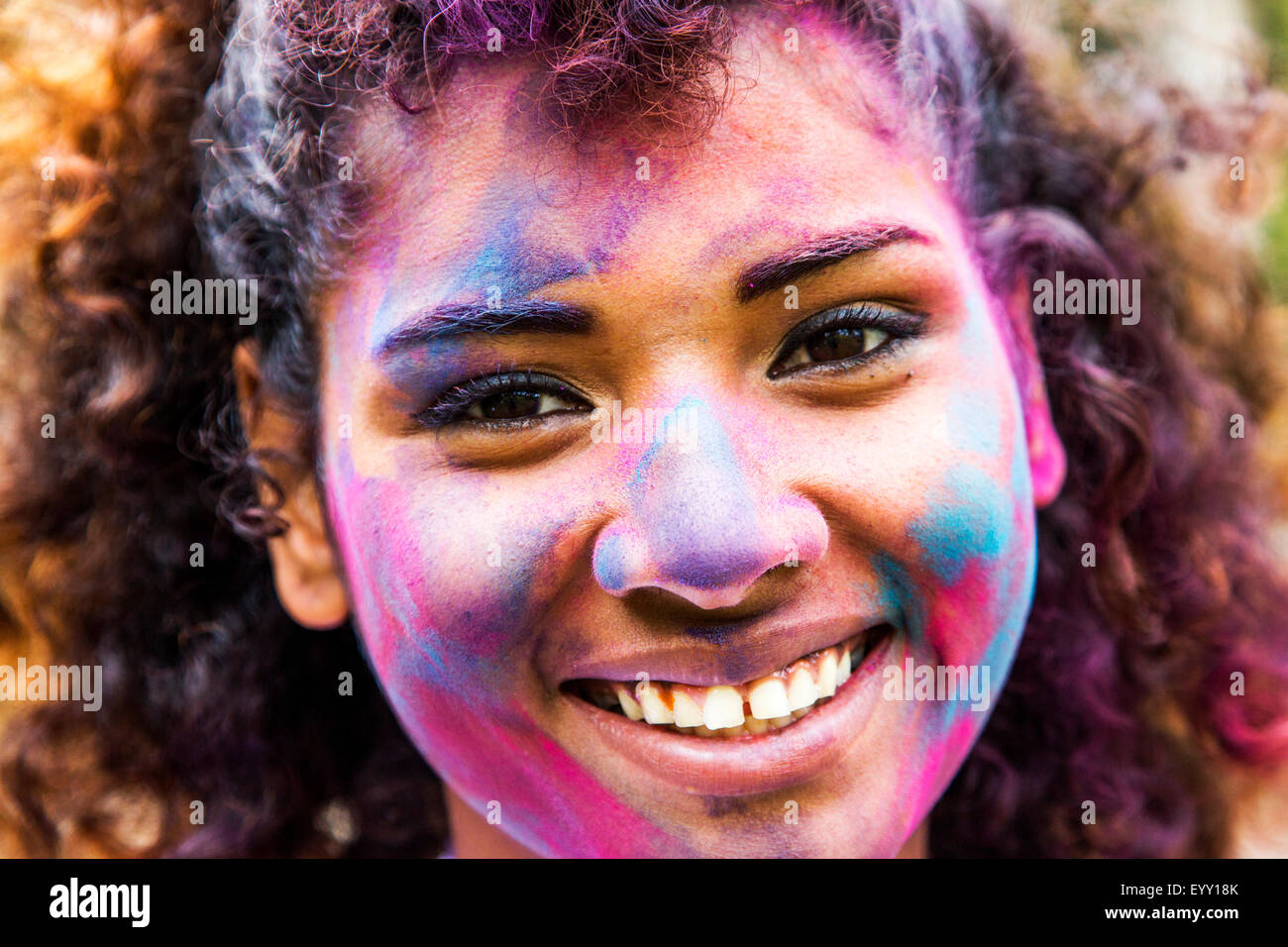 Lächelnde Frau Mischlinge in Pigmentpulver abgedeckt Stockfoto