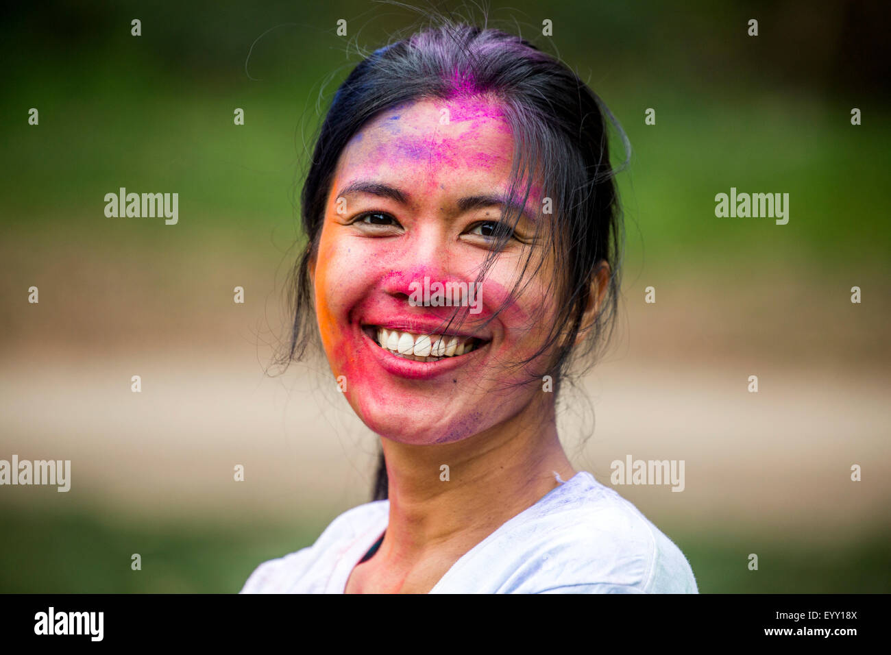 Asiatin mit Pigmentpulver auf Gesicht Stockfoto