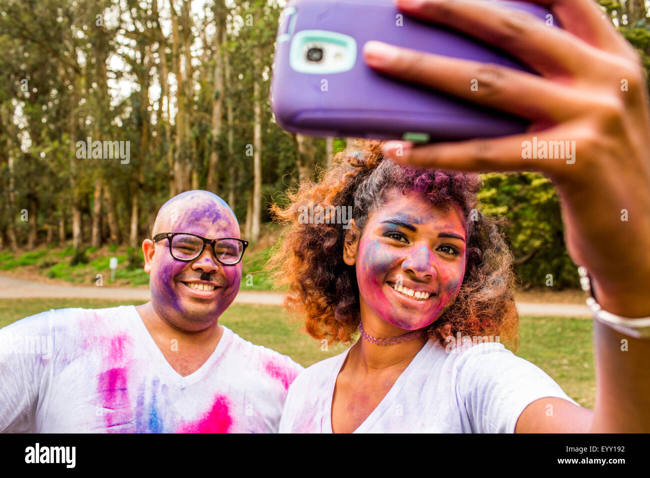 Paar nehmen Selfie in Pigmentpulver abgedeckt Stockfoto