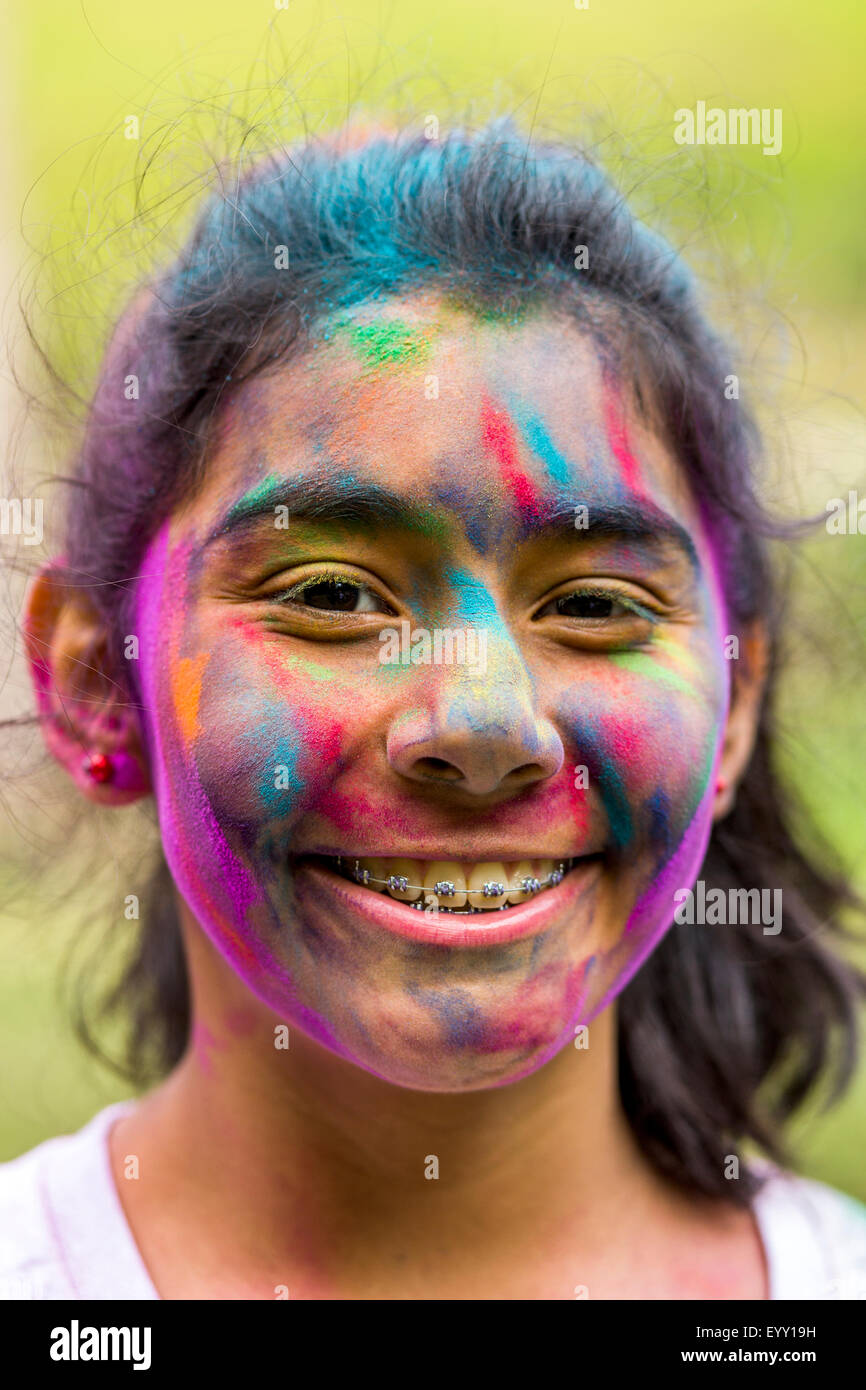 Hispanischen Mädchen lächelnd in Pigmentpulver abgedeckt Stockfoto