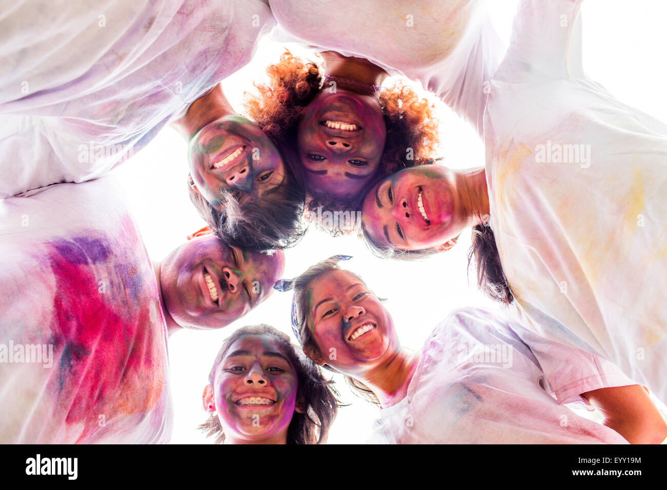 Niedrigen Winkel Blick lächelnder Freunde in Pigmentpulver abgedeckt Stockfoto
