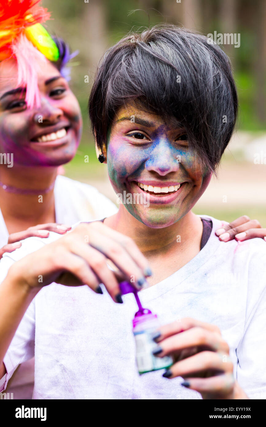 Lächelnden Freunde in Pigmentpulver abgedeckt Stockfoto