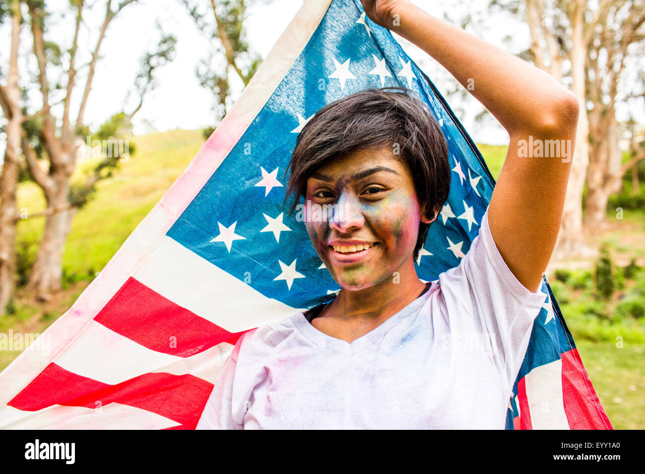 Hispanic Frau bedeckt in Pigmentpulver, die amerikanische Flagge Stockfoto