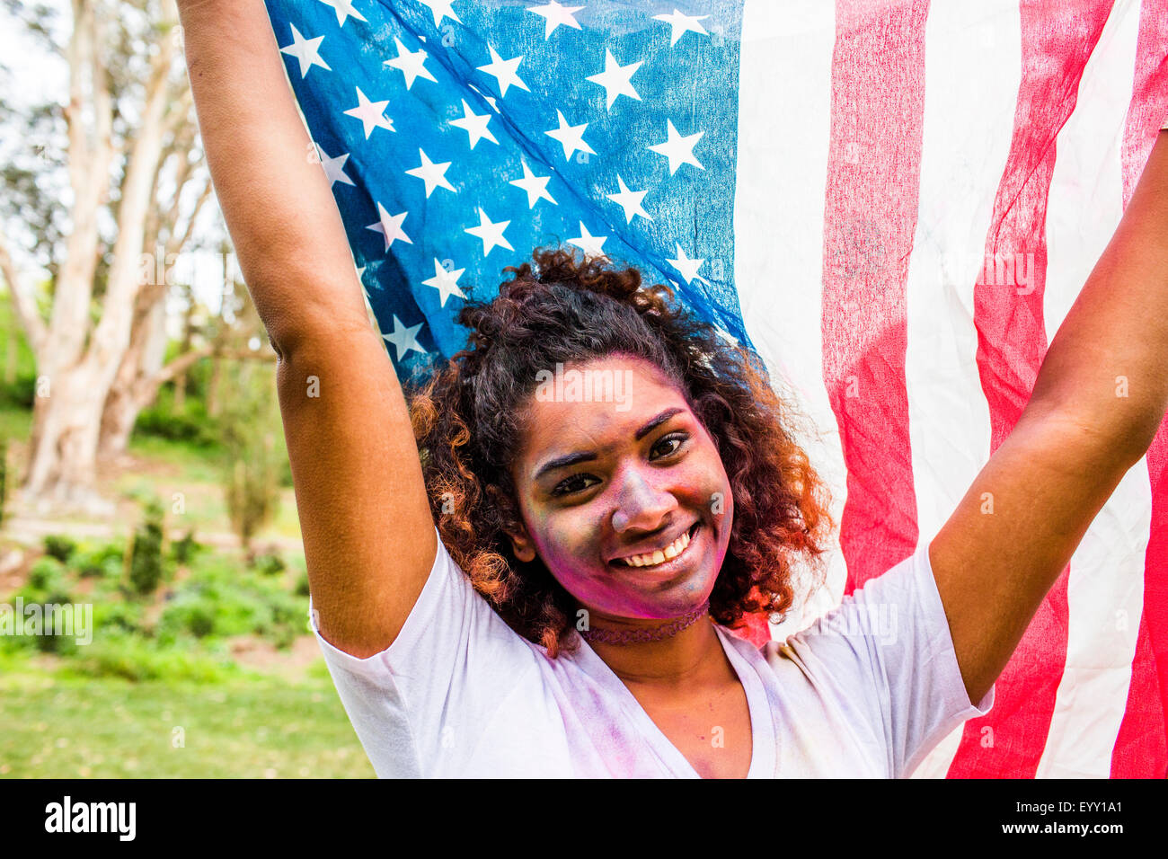 Gemischte Rassen Frau bedeckt in Pigmentpulver, die amerikanische Flagge Stockfoto