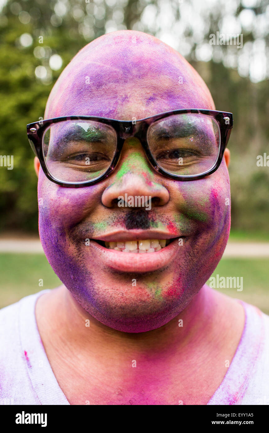 Lächelnder Mann in Pigmentpulver abgedeckt Stockfoto