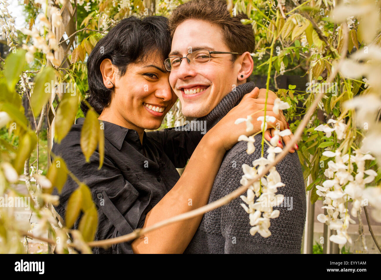 Lächelnde paar umarmt im Laub Stockfoto