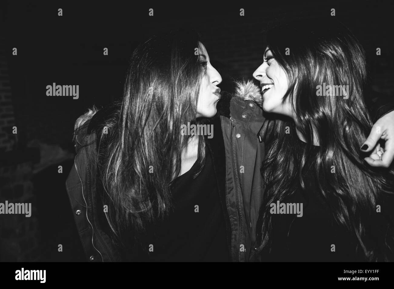 Lächelnde Frauen lachen auf party Stockfoto