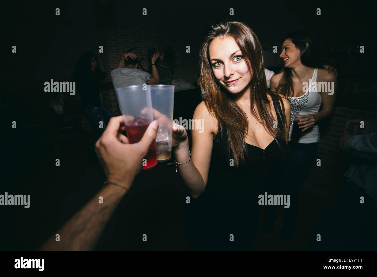 Freunde, toasten und trinken in Nachtclub Stockfoto