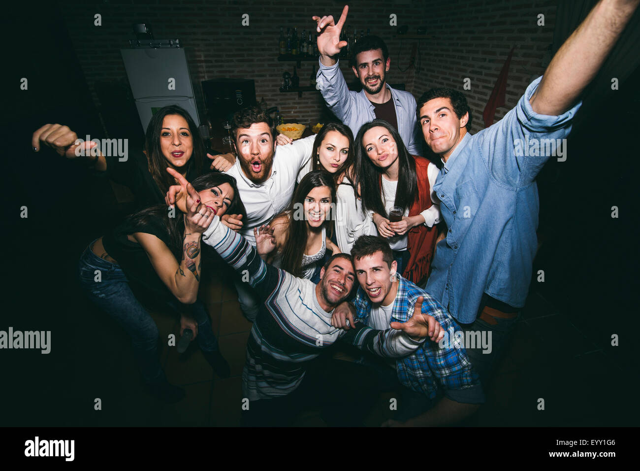 Lächelnden Freunde posieren in Nachtclub Stockfoto